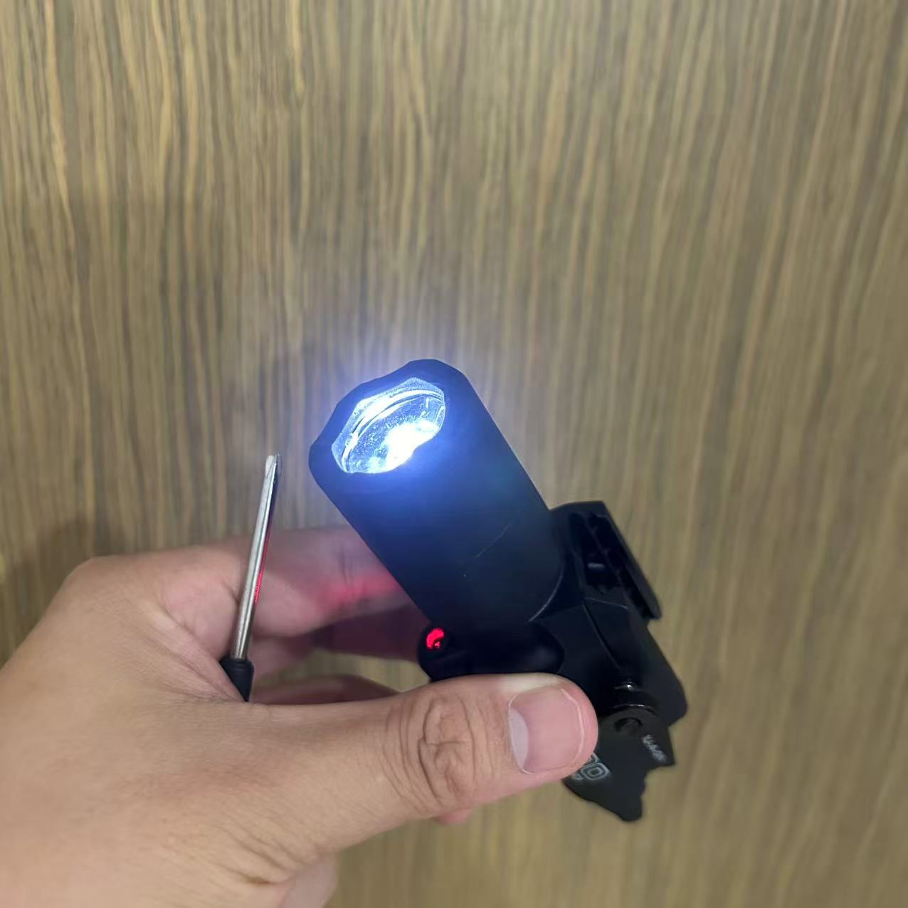 X400U 戦術用赤外線レーザー懐中電灯ナイロンレールマウン - Industrial Laser Gun のレビューと価格